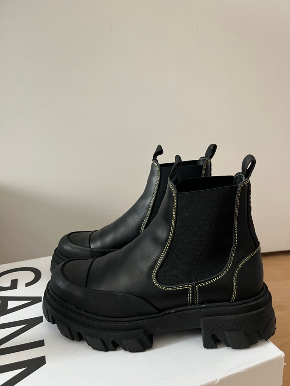 Ganni Black Chelsea Ankle Boots with Contrast Stitching - NEW with Box size 8 - Picture 4 of 7
